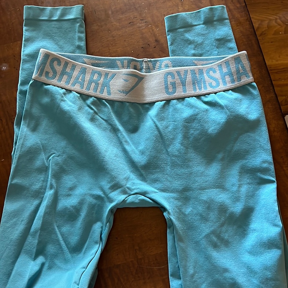 Gym shark leggings